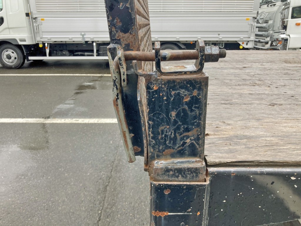 運転席側リヤ柱に曲がりがあります。|日野 レンジャー QKG-FE7JLAAの写真22