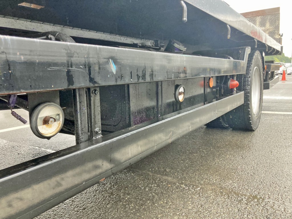 助手席側前方のサイドバンパーにキズ・ヘコミがあります。|日野 レンジャー QKG-FE7JLAAの写真25