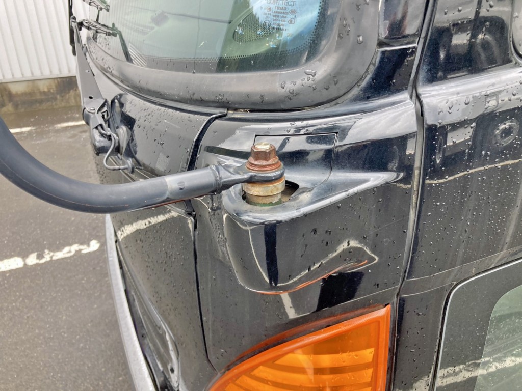 助手席側サイドミラーステー取付部カバーが欠品しています。|日野 レンジャー QKG-FE7JLAAの写真29