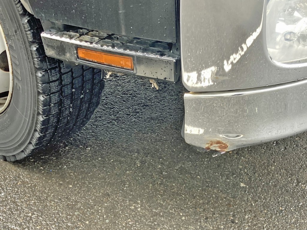 フロントバンパー運転席側にキズ・ヘコミ 及び 運転席側ステップカバーが欠損しています。|日野 レンジャー QKG-FE7JLAAの写真30