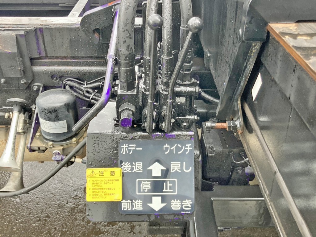 ボディースライド 及び ウインチの操作レバーです。|日野 レンジャー QKG-FE7JLAAの写真39