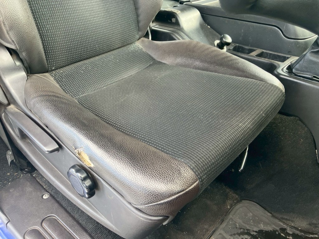 運転席シートにヘタリ・破れ・穴があります。|三菱 ファイター 2KG-FK62FZの写真8