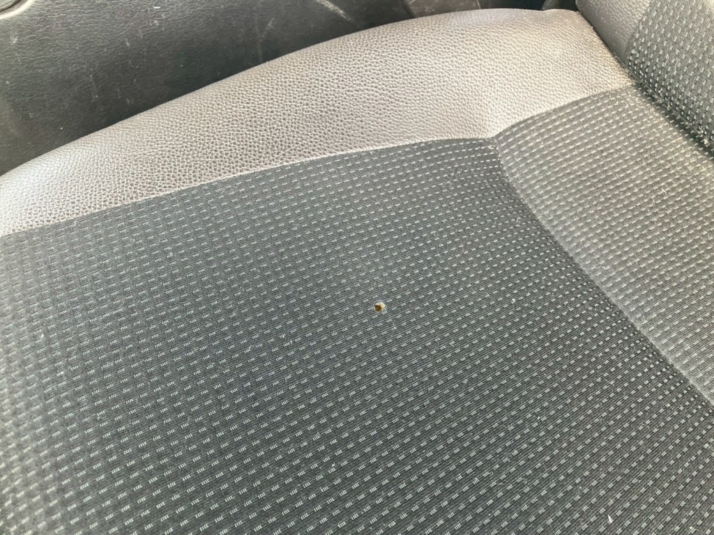 助手席シートに穴があります。|三菱 ファイター 2KG-FK62FZの写真9