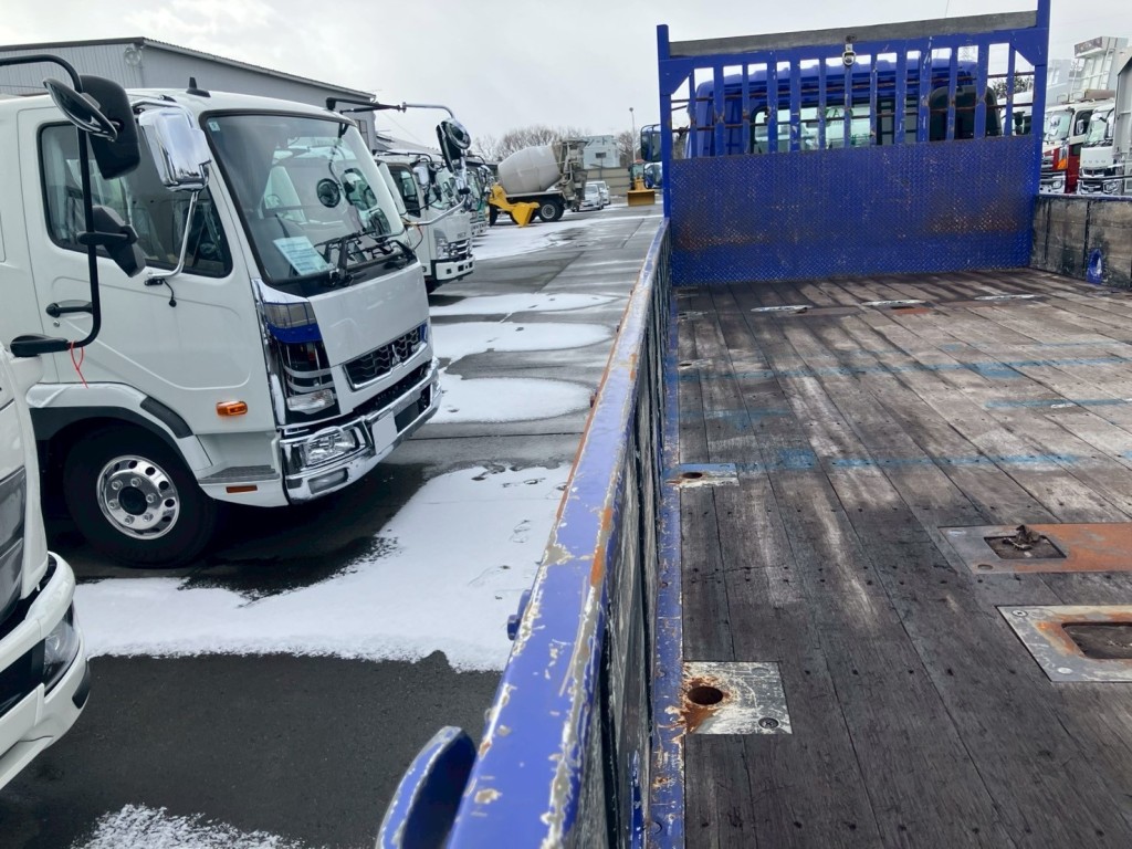 助手席側アオリに膨らみがあります。|三菱 ファイター 2KG-FK62FZの写真12