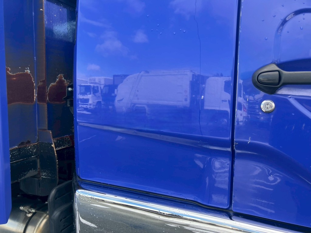 運転席側クォーターパネルに看板跡があります。|三菱 ファイター 2KG-FK62FZの写真23