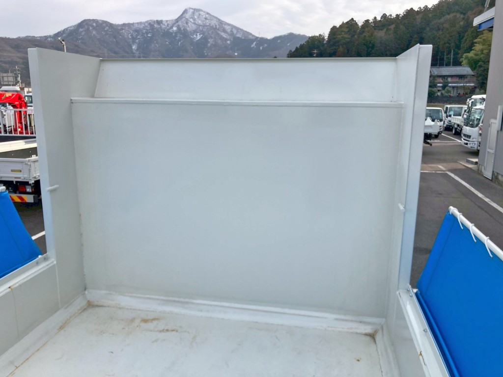 ボディー前方左右にコボレーンストッパーが付いています。|三菱 スーパーグレート 2PG-FV80HXの写真10