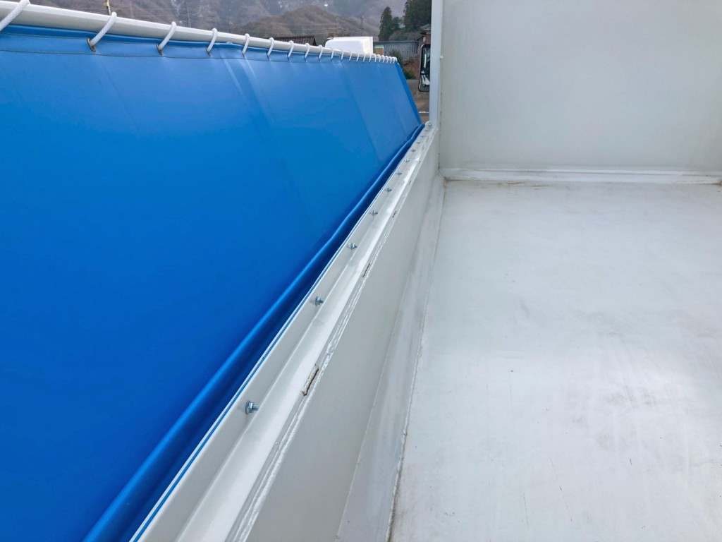 助手席側アオリ上部はL字アングル加工されています。|三菱 スーパーグレート 2PG-FV80HXの写真16