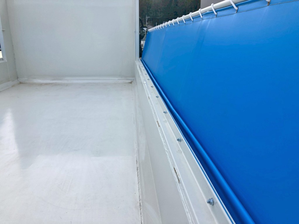 運転席側アオリ上部はL字アングル加工されています。|三菱 スーパーグレート 2PG-FV80HXの写真17