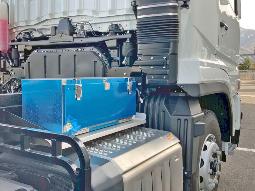 運転席側にステンレス製の工具箱が付いています。|三菱 スーパーグレート 2PG-FV80HXの写真22