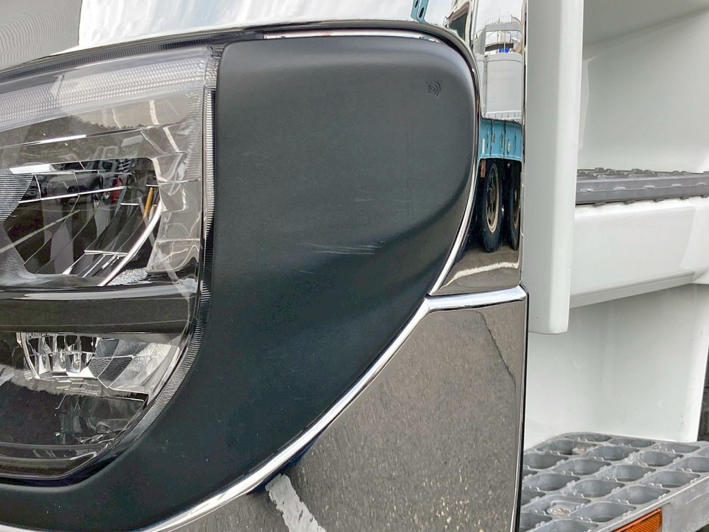 助手席側ヘッドライトグリルにスリキズがあります。|三菱 スーパーグレート 2PG-FV80HXの写真26