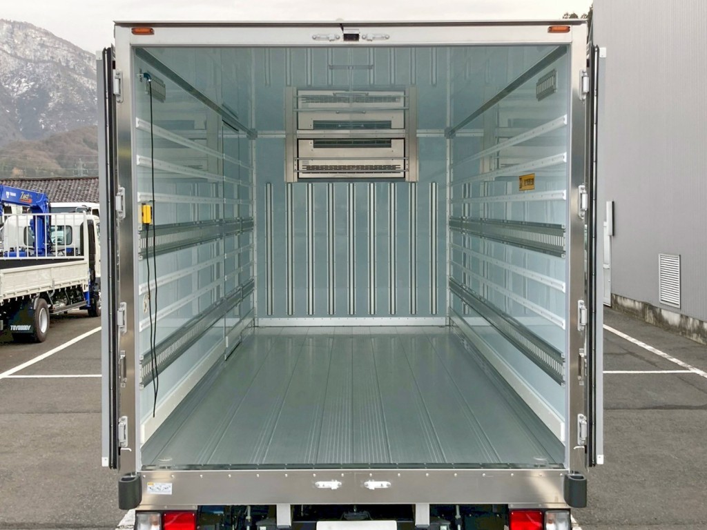 門口周りはステンレス製です。|日野 レンジャー 2KG-FE2ACGの写真9