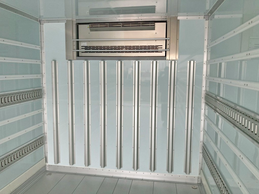 冷凍機の吹き出し口です。|日野 レンジャー 2KG-FE2ACGの写真12