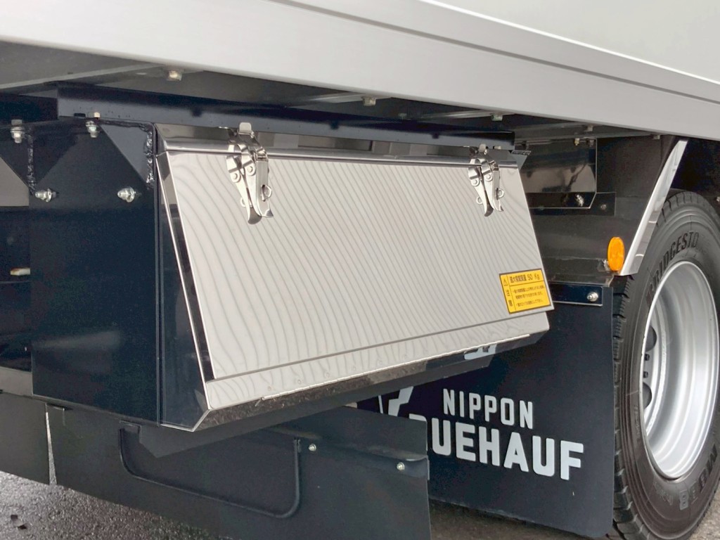 ボディー運転席側後方にステンレス製の工具箱が付いています。|日野 レンジャー 2KG-FE2ACGの写真18