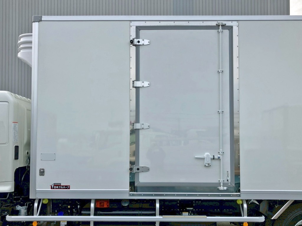 ボディー助手席側前方に片開き式のサイドドアが付いています。|日野 レンジャー 2KG-FE2ACGの写真19