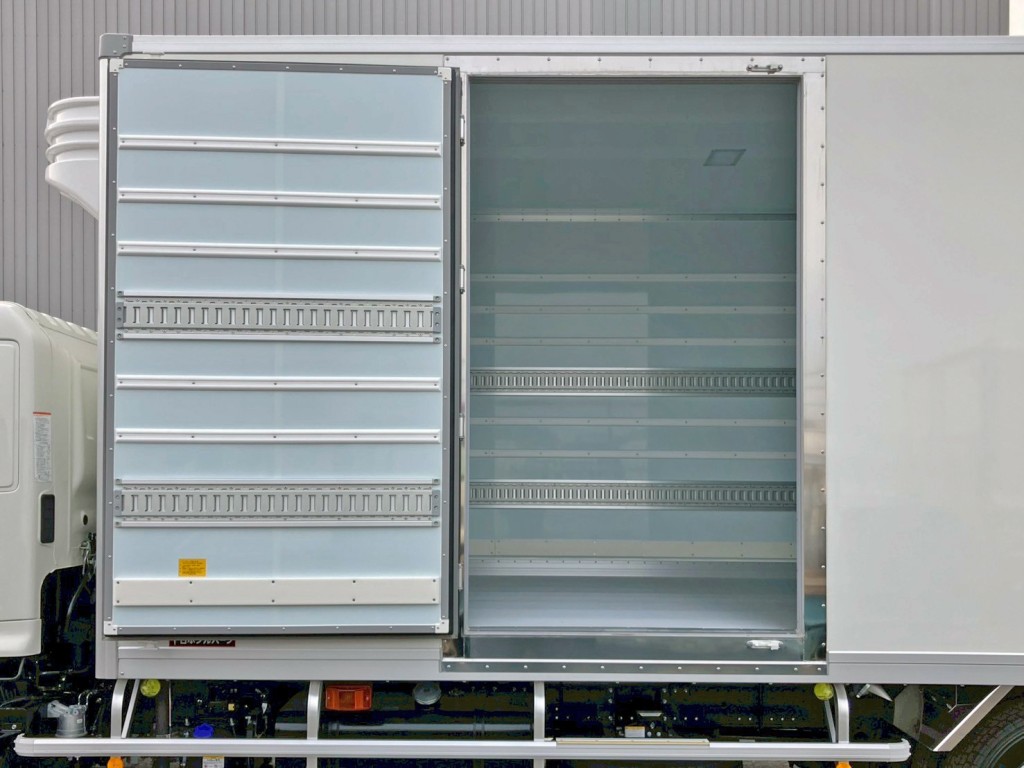 サイドドアを開いた状態です。(門口周りはステンレス製です)|日野 レンジャー 2KG-FE2ACGの写真20