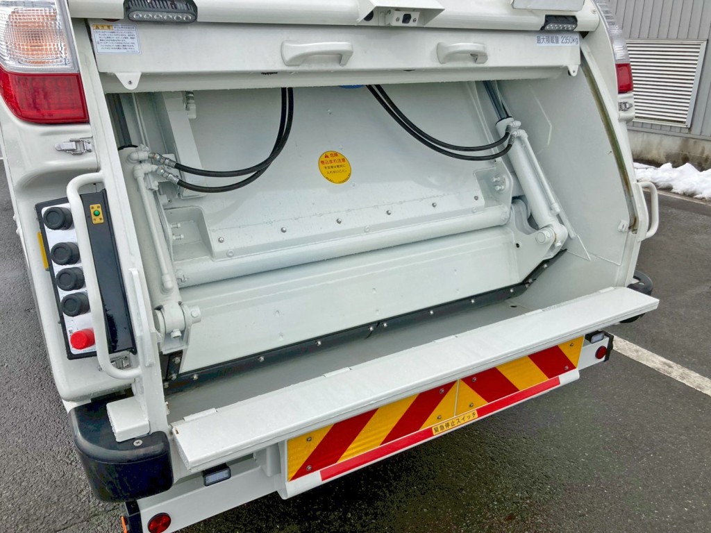 積み込み方式はプレス式です。|日野 デュトロ 2KG-XZU712M(2WD)の写真16