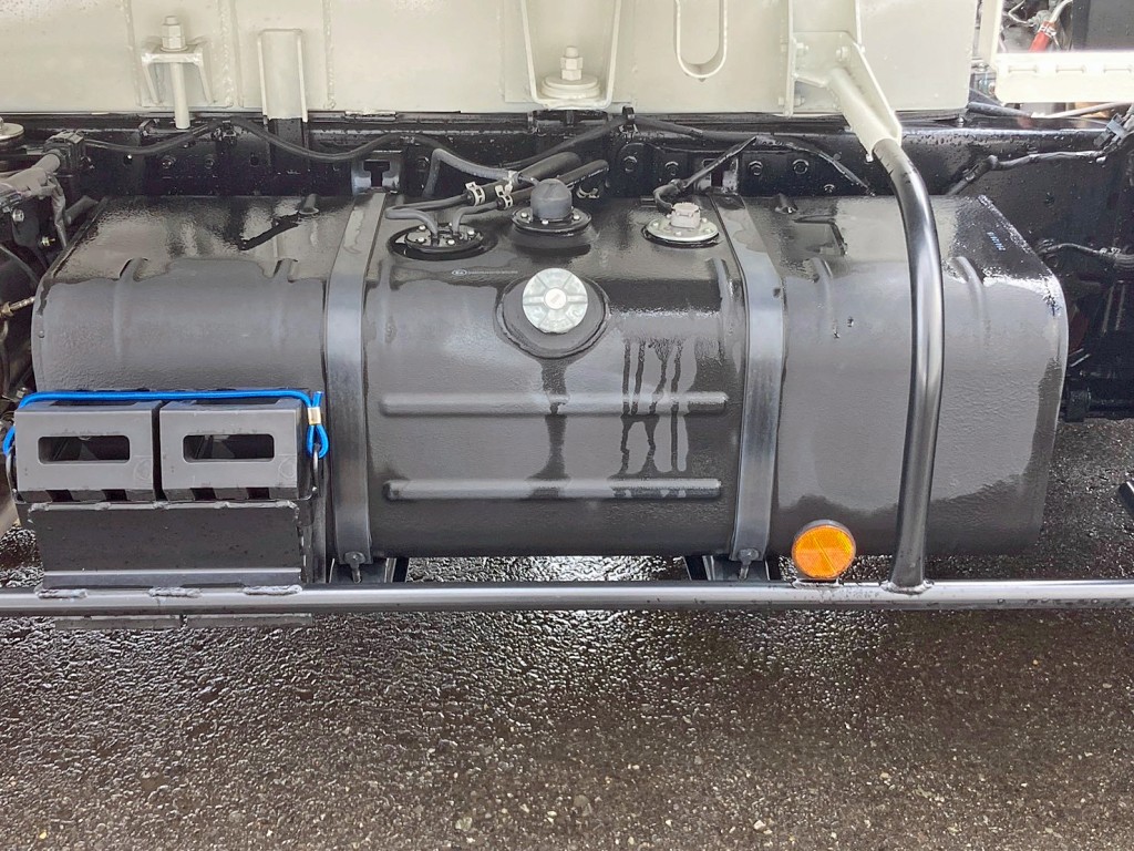 燃料タンクは100Lです。|日野 デュトロ 2KG-XZU712M(2WD)の写真24