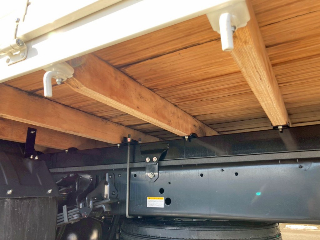 シャーシとネタの状態です。(縦ネタは鉄製・横ネタは木製です)|日野 レンジャー 2KG-FE2ACAの写真6