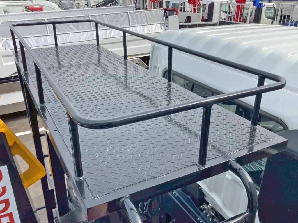 つい立上部の踊り場の状態です。|三菱 スーパーグレート 2PG-FV80VYの写真9