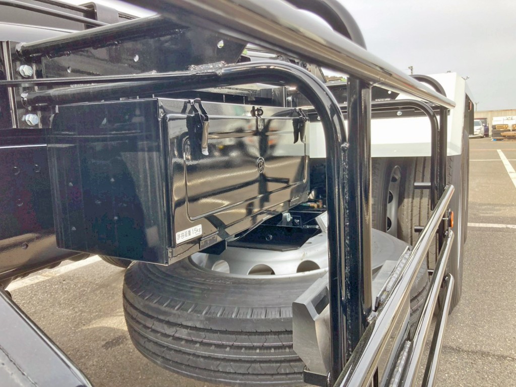 助手席側に工具箱が付いています。|三菱 スーパーグレート 2PG-FV80VYの写真11