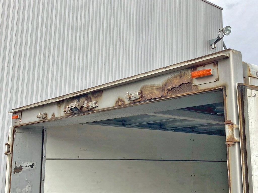 門口上部にサビがあります。(運転席側)|トレクス  PLB34112改の写真12