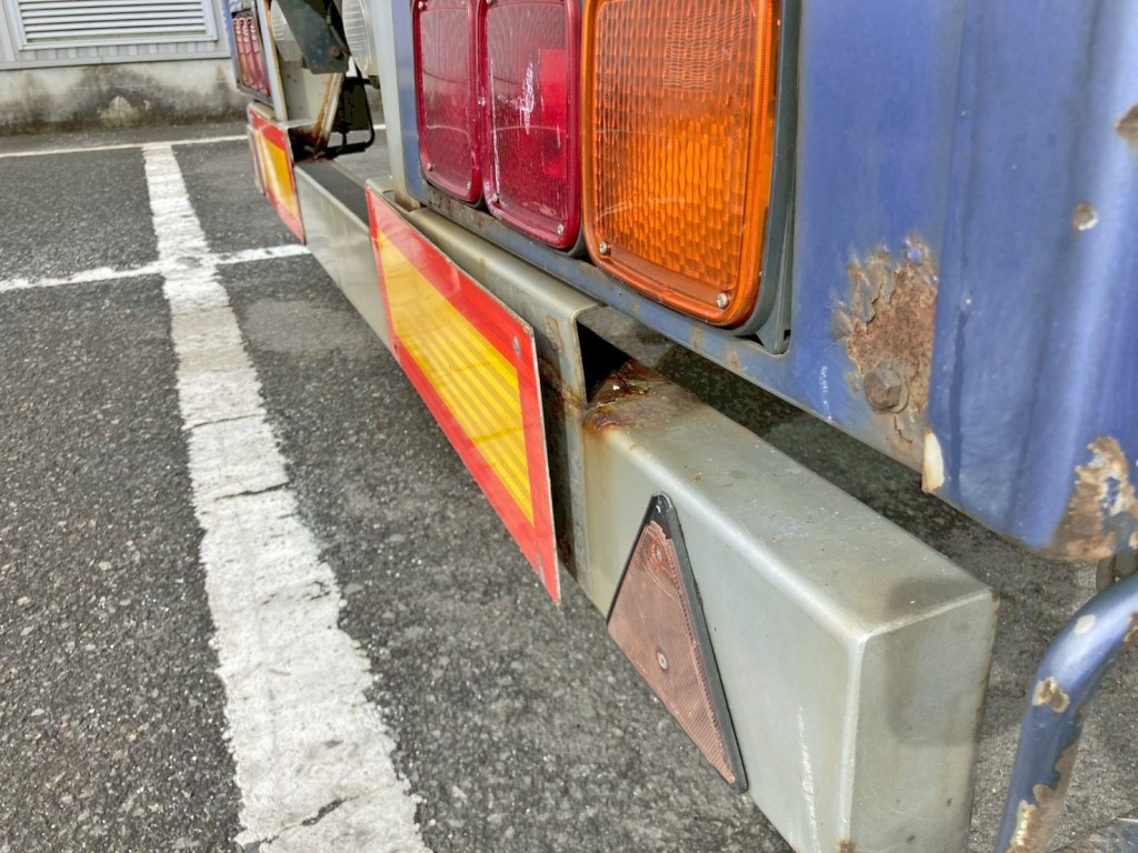 運転席側反射板の留め具が外れています。|トレクス  PLB34112改の写真15