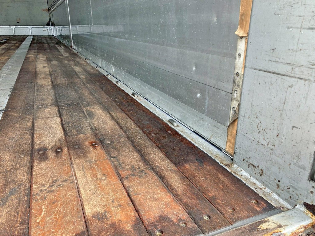 運転席側アオリ後方下部にスキマがあります。|トレクス  PLB34112改の写真18