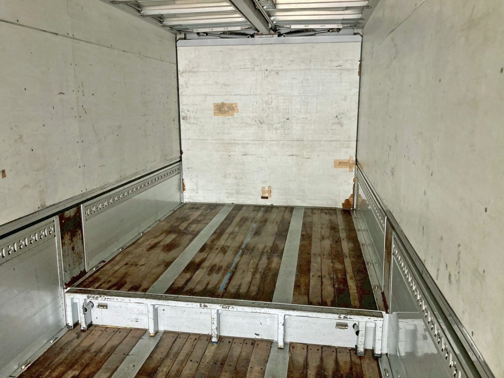 ボディー前方は段落ち仕様です。(上段長：2.8m)|トレクス  PLB34112改の写真21