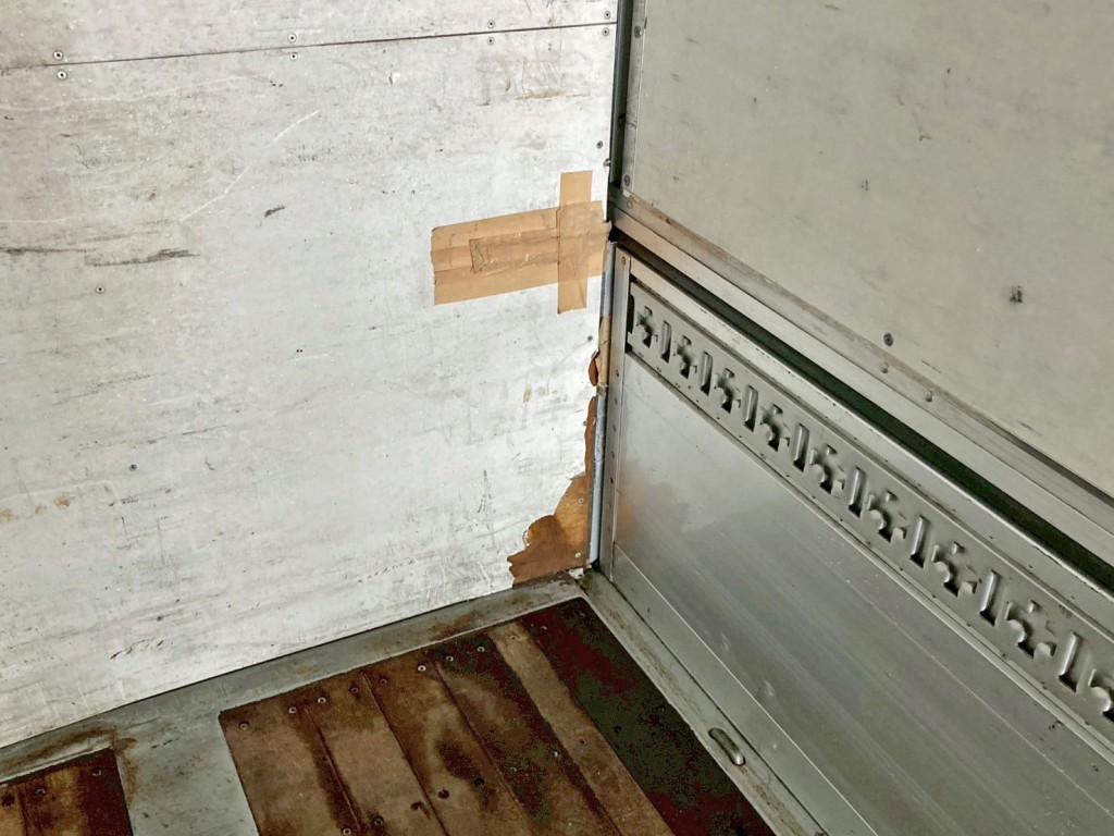 プロテクター運転席側にテープ補修箇所があります。|トレクス  PLB34112改の写真23