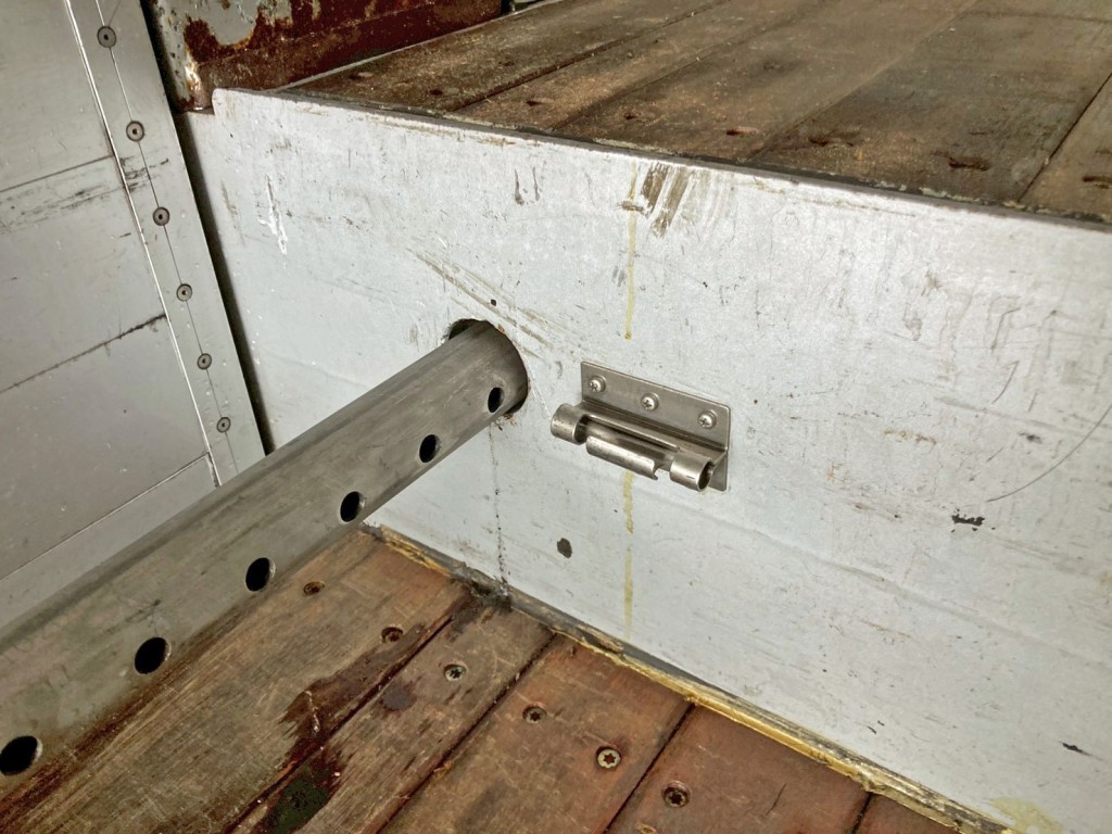 助手席側のストッパーが欠品しています。|トレクス  PLB34112改の写真25