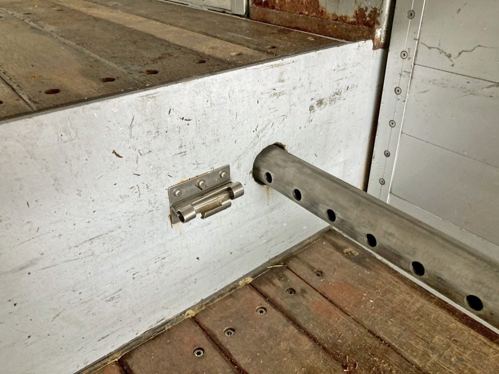 運転席側のストッパーが欠品しています。|トレクス  PLB34112改の写真26