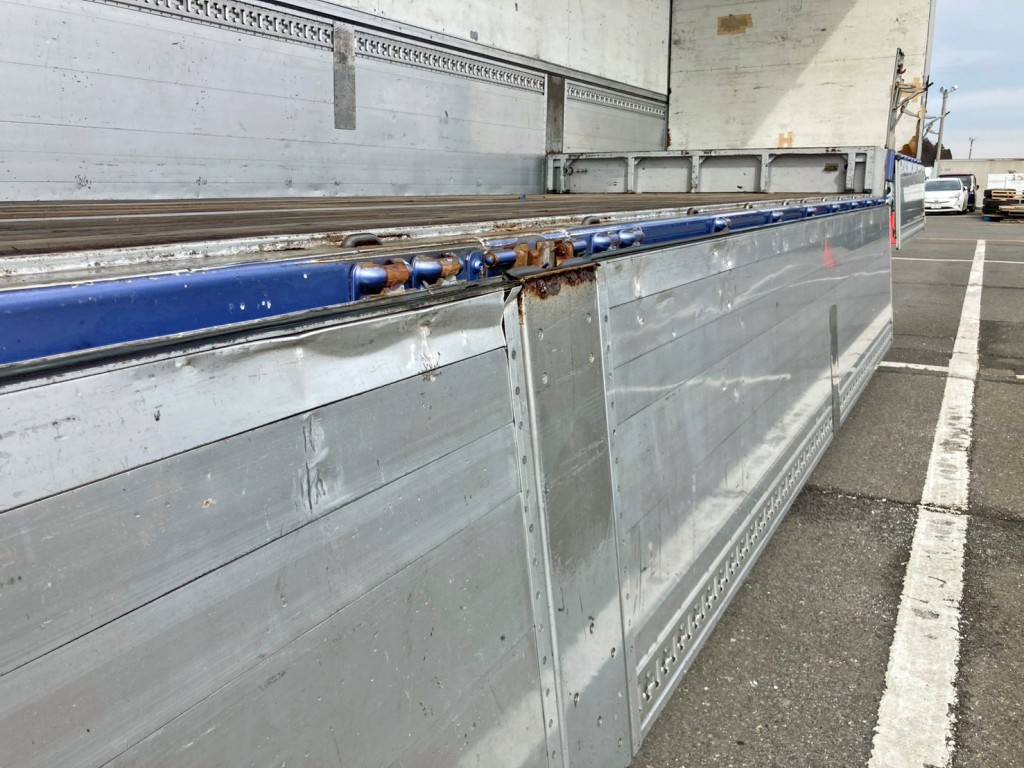 運転席側アオリ内側下部全体にヘコミがあります。(中央部)|トレクス  PLB34112改の写真28