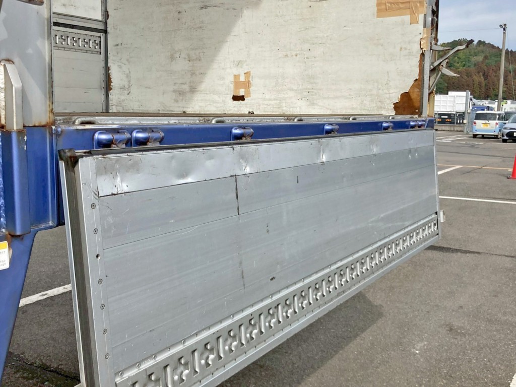 運転席側アオリ内側下部全体にヘコミがあります。(前方)|トレクス  PLB34112改の写真29