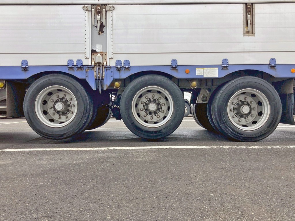 リフトアクスル機能付きです。(前2軸がリフトアップします)|トレクス  PLB34112改の写真30