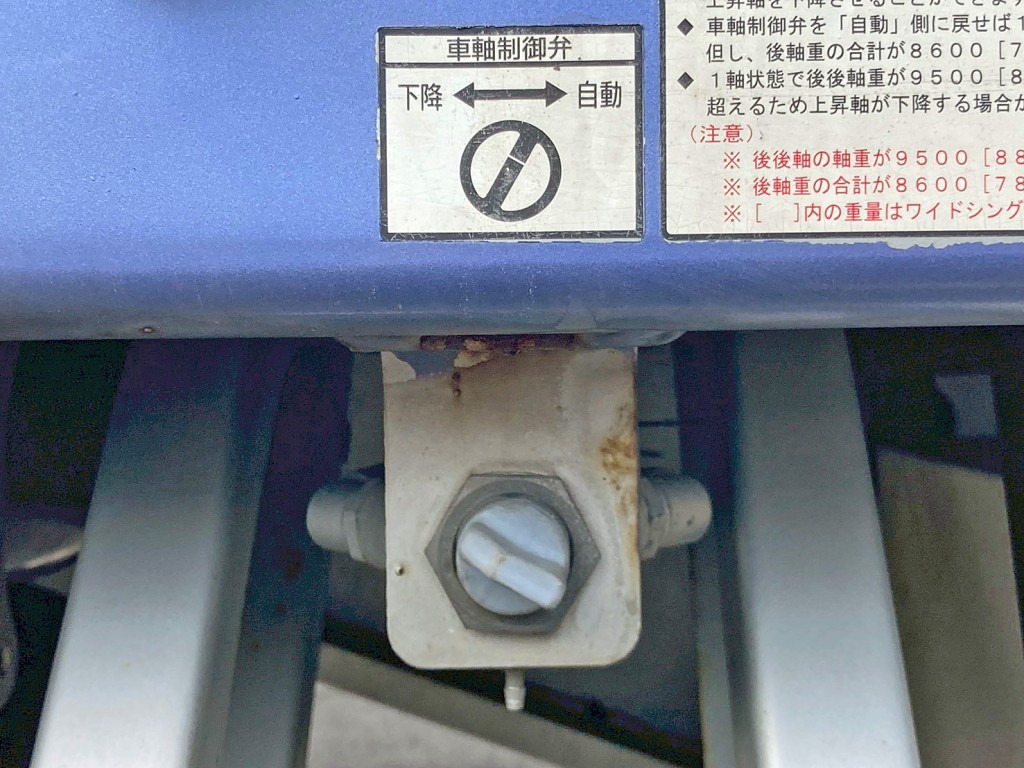 リフトアクスルの切り替えバルブです。|トレクス  PLB34112改の写真31