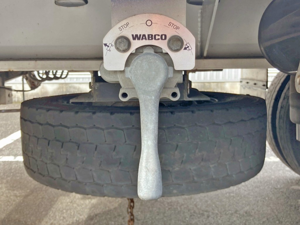 エアサスの昇降レバーです。|トレクス  PLB34112改の写真32