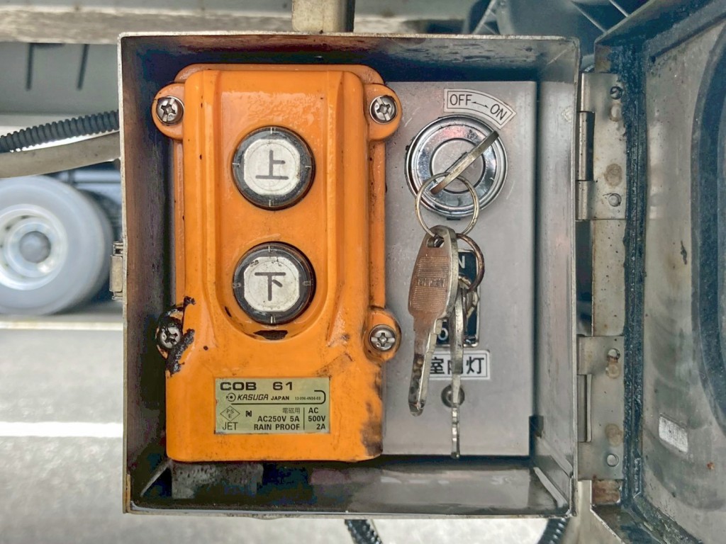 ウイングの開閉 及び メインスイッチです。|トレクス  PLB34112改の写真33