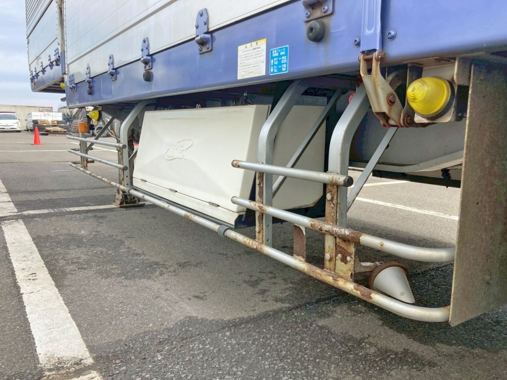 助手席側に工具箱が付いています。(サイドバンパーにサビがあります)|トレクス  PLB34112改の写真34