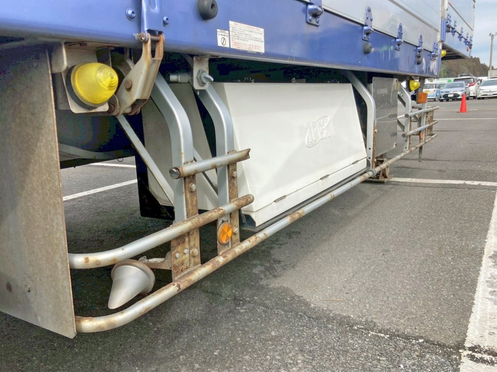 運転席側に工具箱が付いています。(サイドバンパーにサビがあります)|トレクス  PLB34112改の写真35