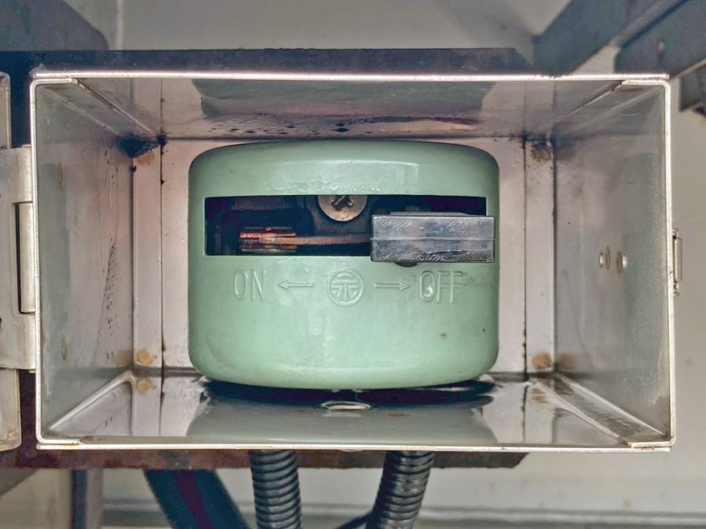 バッテリーの電源スイッチです。|トレクス  PLB34112改の写真37