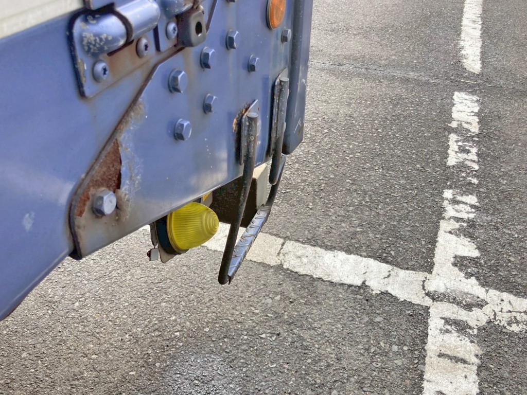 助手席側後方下部の足掛けステップに曲がりがあります。|トレクス  PLB34112改の写真38