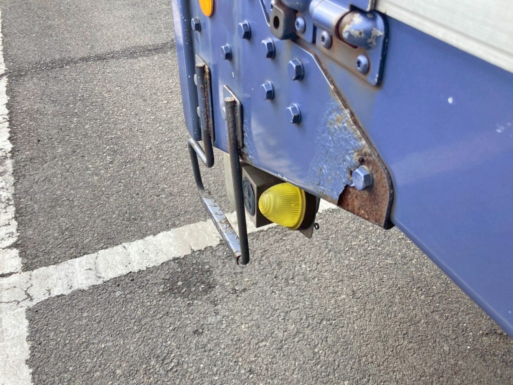 運転席側後方下部の足掛けステップに曲がりがあります。|トレクス  PLB34112改の写真39
