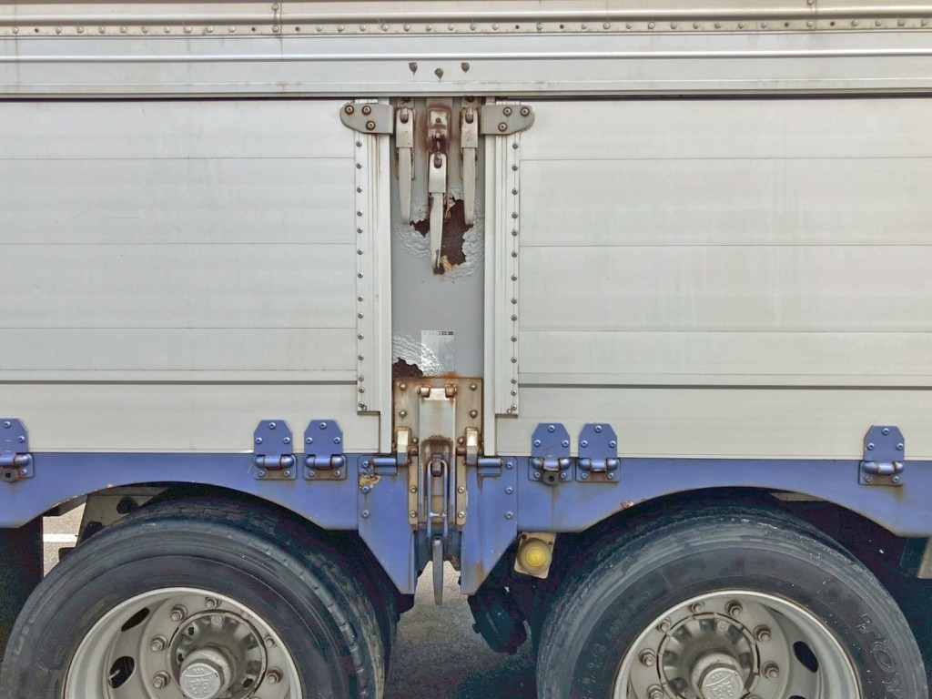 助手席側後方の中柱にサビがあります。|トレクス  PLB34112改の写真41