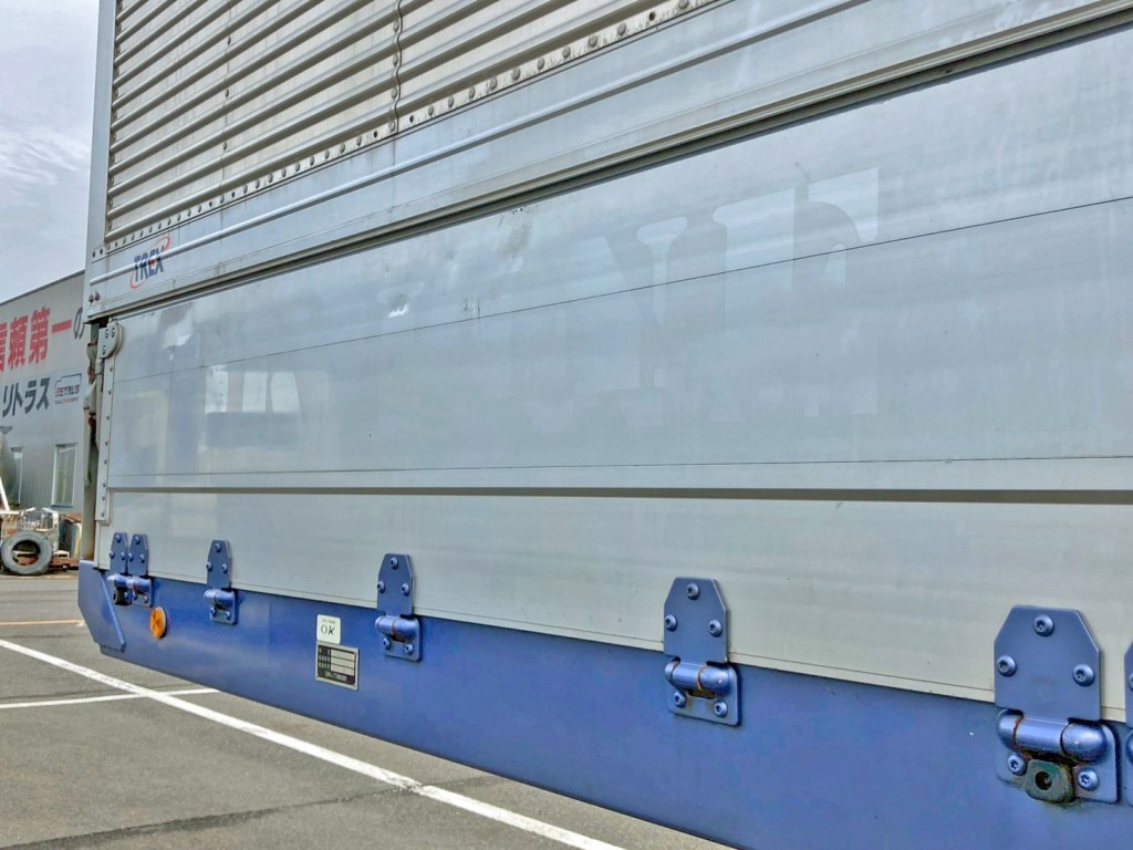 助手席側アオリ前方にヘコミがあります。|トレクス  PLB34112改の写真43