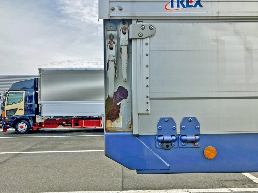 助手席側前柱にサビがあります。|トレクス  PLB34112改の写真44