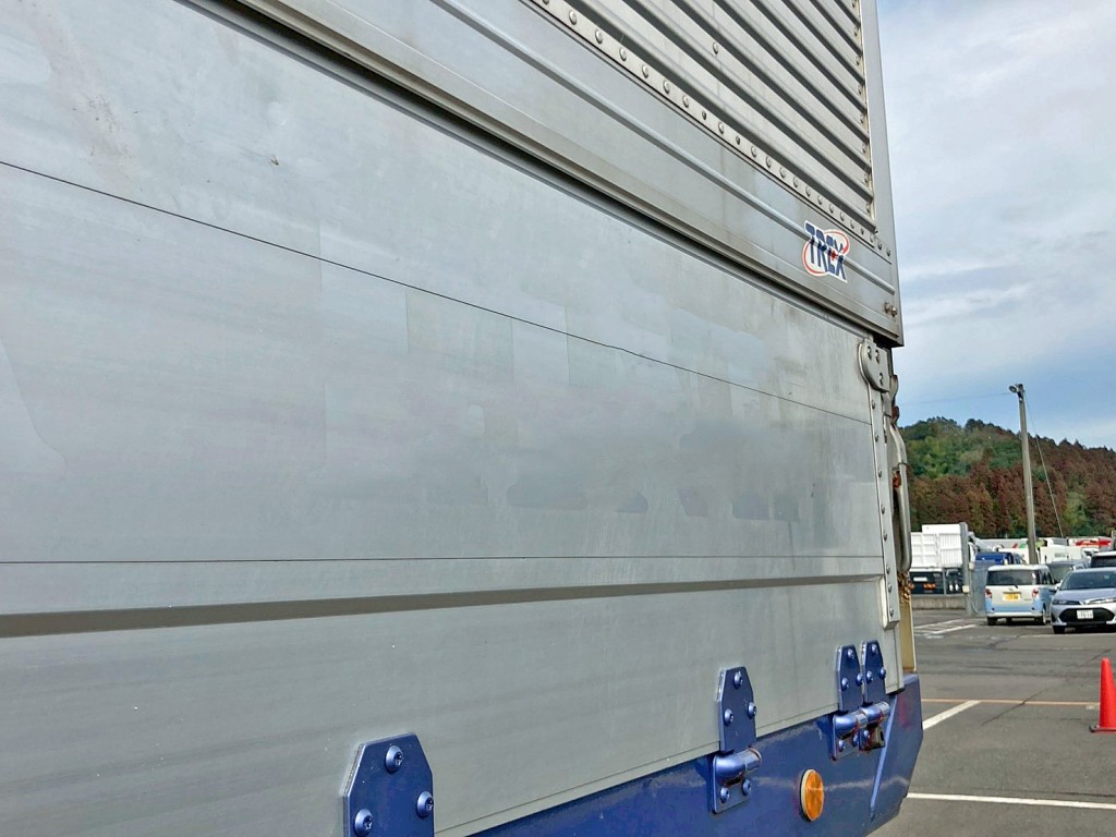 運転席側アオリ前方にヘコミがあります。|トレクス  PLB34112改の写真47