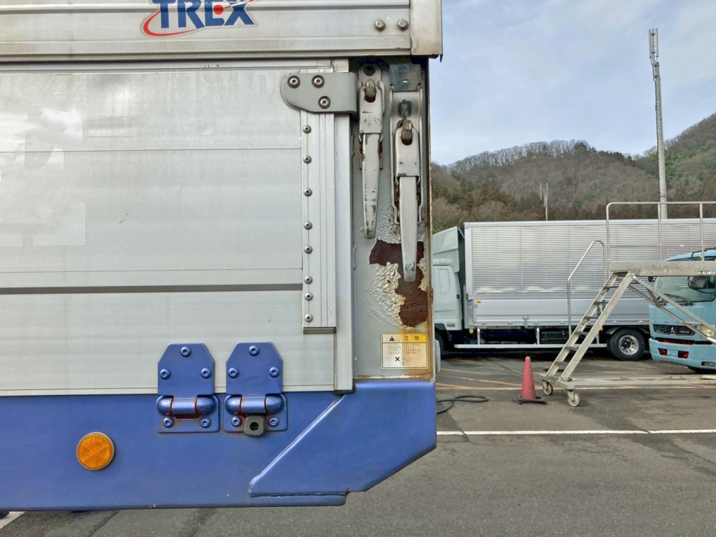 運転席側前柱にサビがあります。|トレクス  PLB34112改の写真48