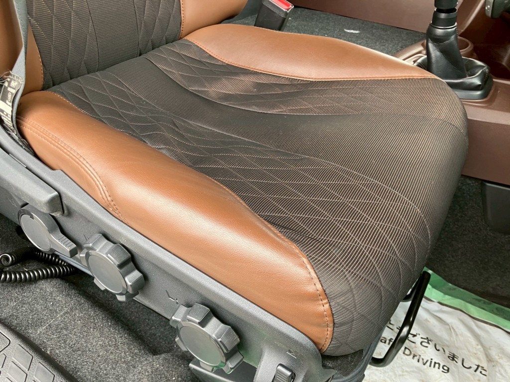 運転席座面ヘタリあります。|日野 プロフィア 2DG-FW1AHGの写真7