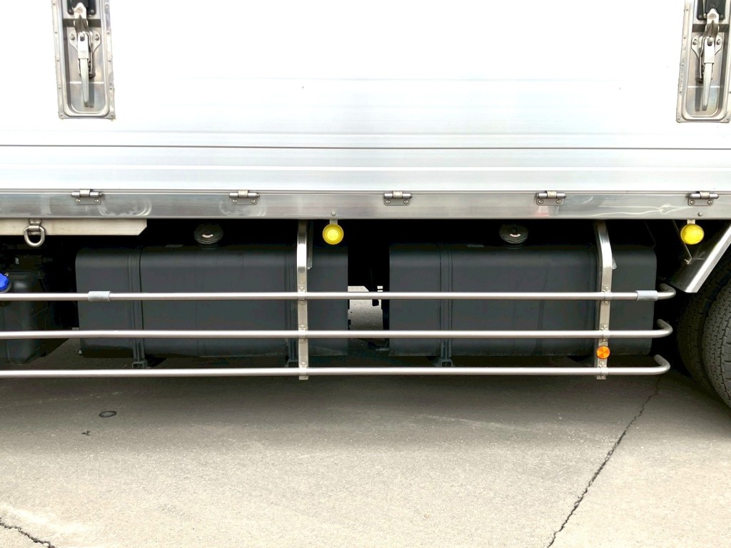 燃料タンクは300Lが2つ付いています。|日野 プロフィア 2DG-FW1AHGの写真21