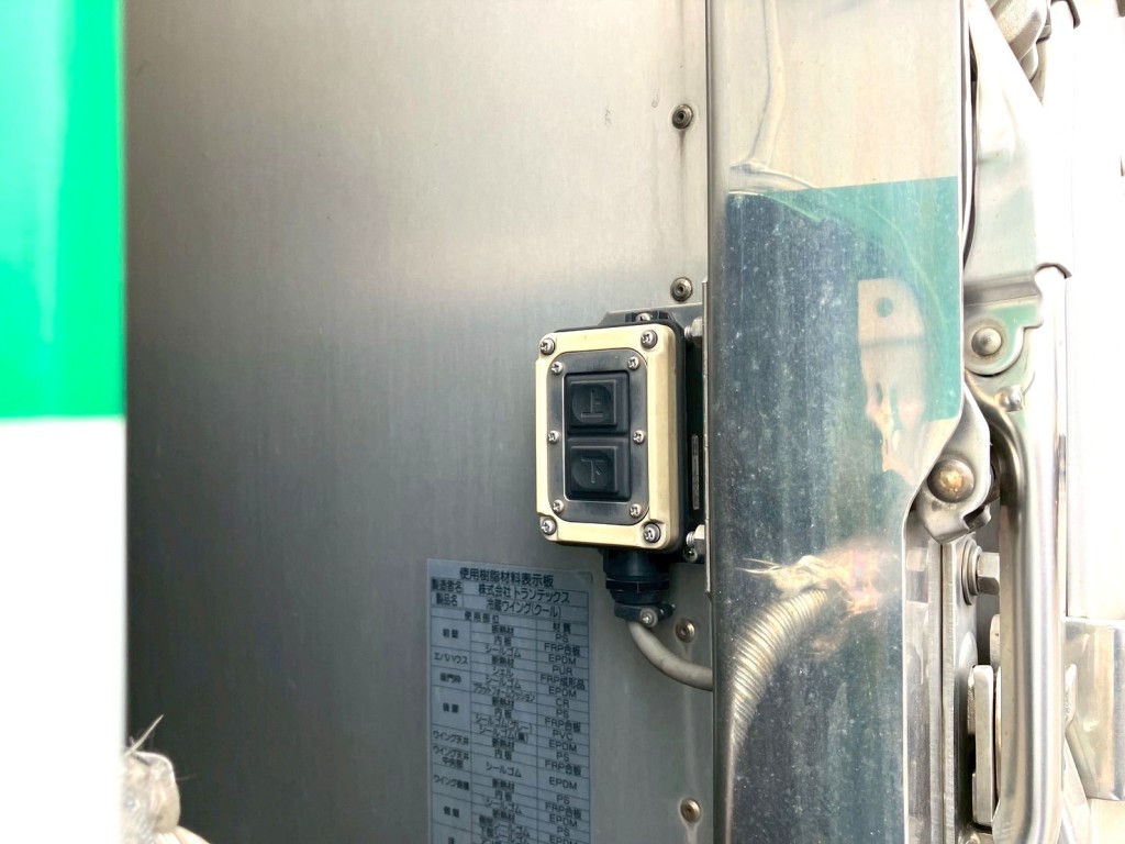 ウィングスイッチがボディ前方にあります。|日野 プロフィア 2DG-FW1AHGの写真22